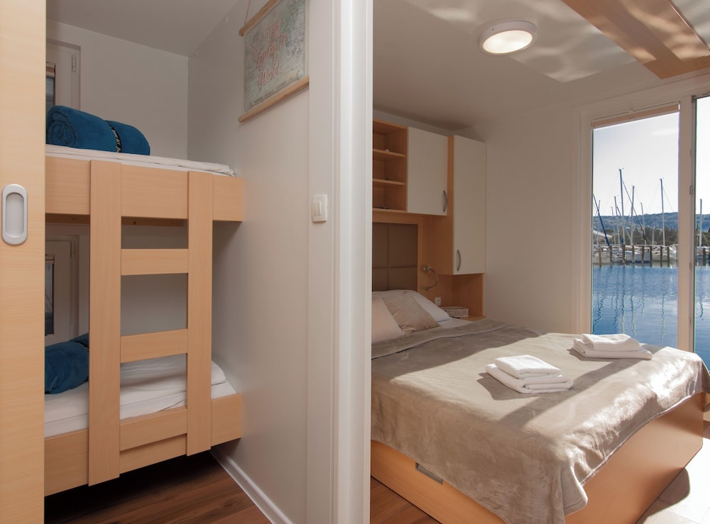 Mobile Home, 2 Bedrooms, Sea View, Overwater photo 2