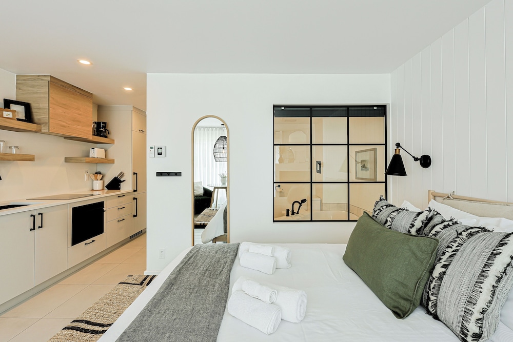 Design Studio, 1 King Bed, Kitchen, Lake View photo 3