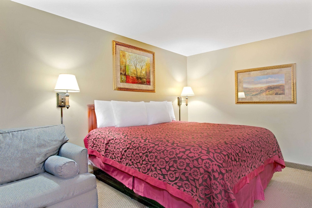Standard Room, 1 King Bed, Non Smoking - Photo 1