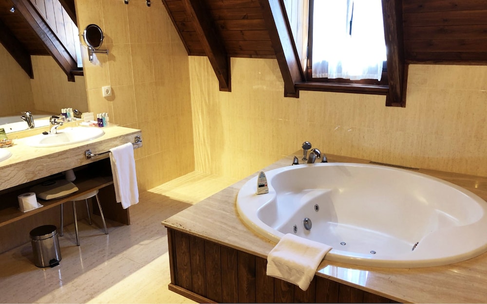 Junior Suite, Jetted Tub - Photo 1