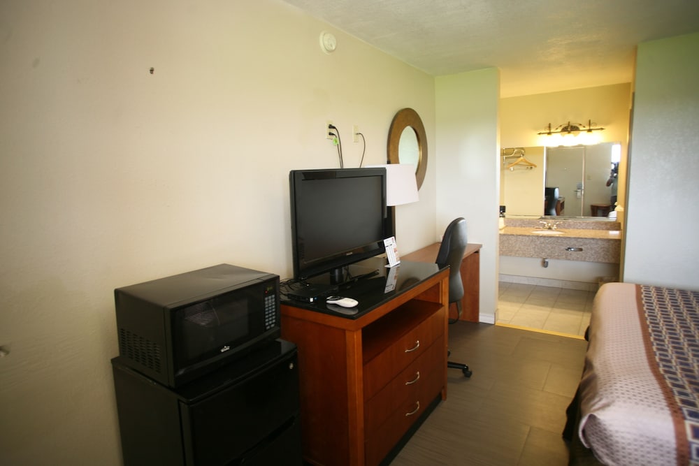 Room, 1 King Bed, Non Smoking - Photo 2
