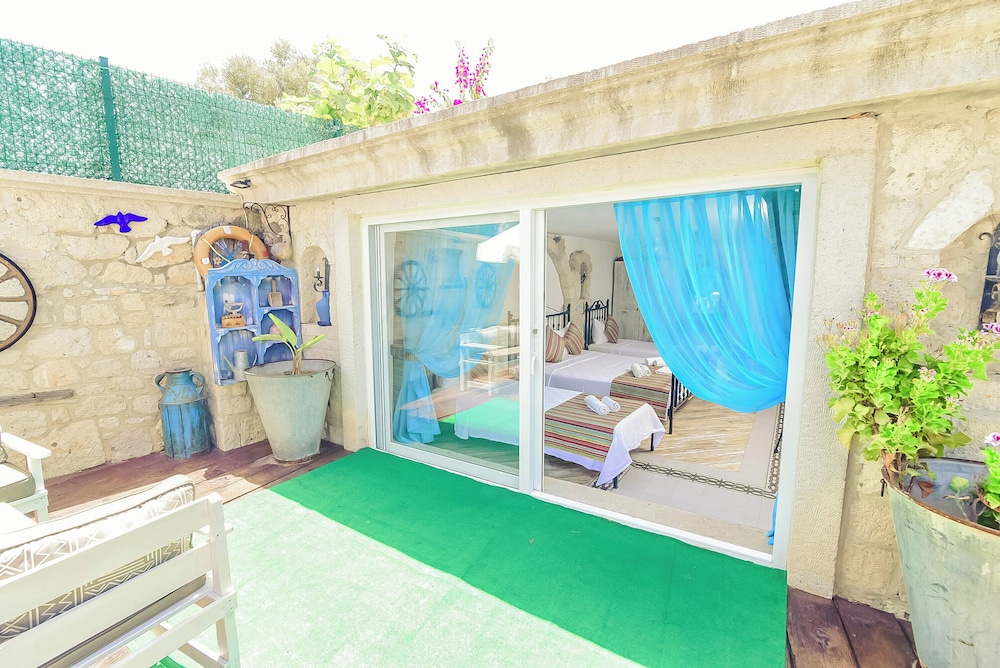 Luxury Quadruple Room, Pool View photo 3