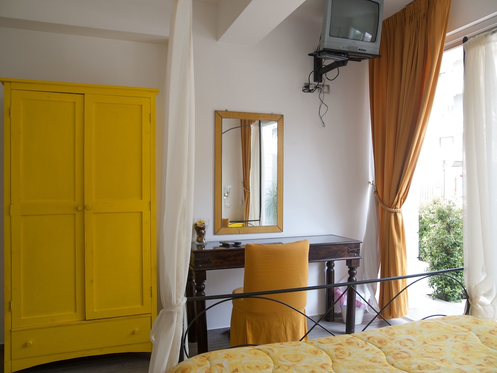 Double Room (Yellow) photo 3