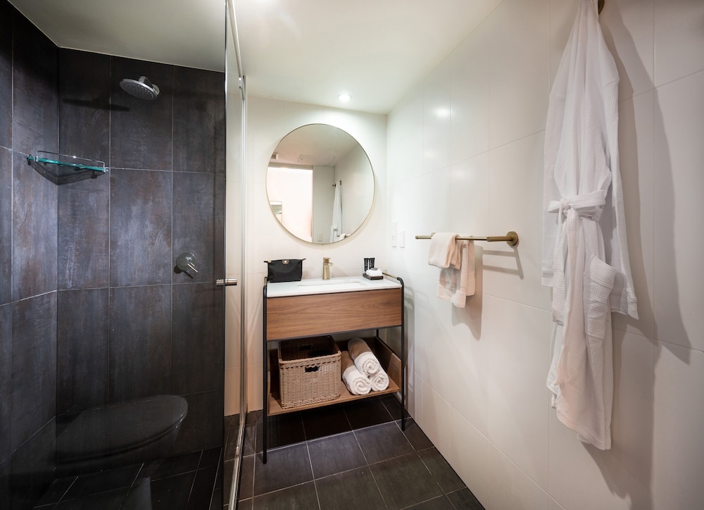 Hotel Deluxe Room - Photo 11