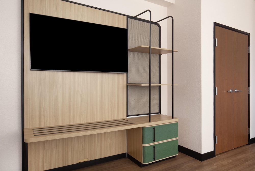 Room, 2 Queen Beds, Balcony - Photo 2