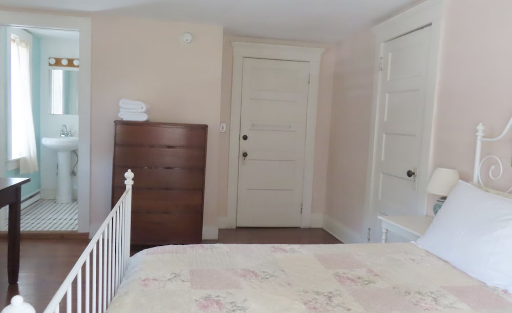 Double Room, Private Bathroom, Garden View (white room) photo 2
