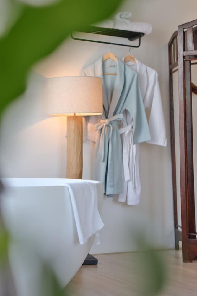 Luxury Room, Non Smoking, Bathtub photo 3