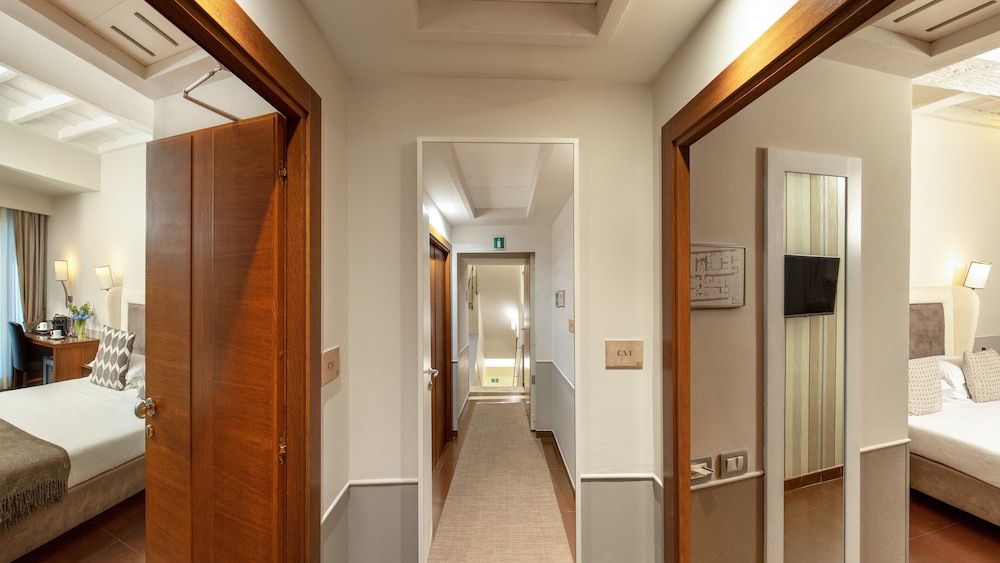 2 Camere Comunicanti (Via Della Croce 15)