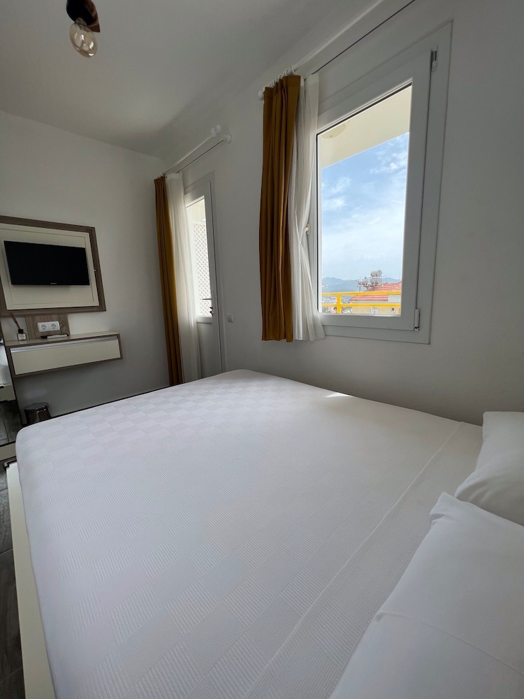 Standard Room, 1 Double Bed, Non Smoking, Sea View - Photo 1