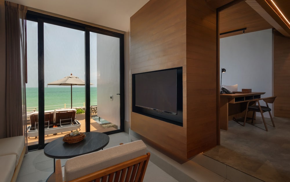 Beachfront suite pool villa - Photo 3