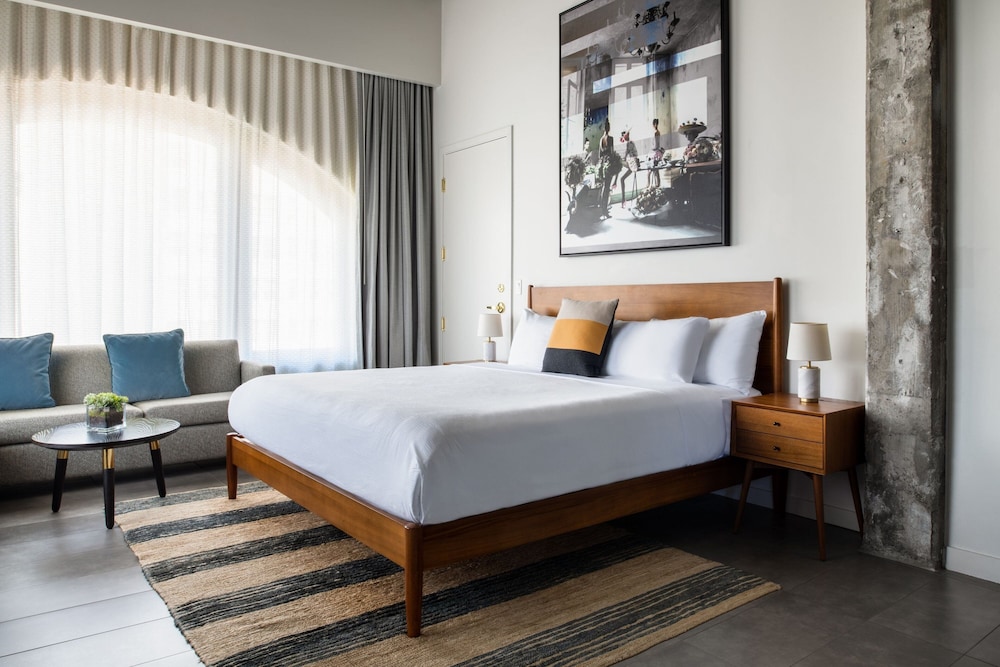 Suite, 1 King Bed, City View, Corner photo 3