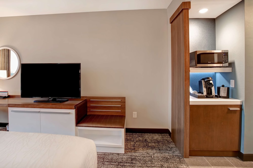 Room, 1 King Bed, Accessible (Hearing) photo 2