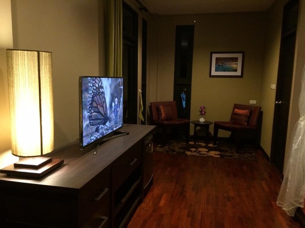Deluxe Studio Suite, 1 King Bed, Non Smoking, Poolside photo 3
