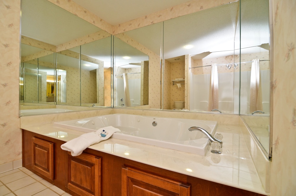 Standard Suite, 1 King Bed, Non Smoking, Hot Tub photo 1