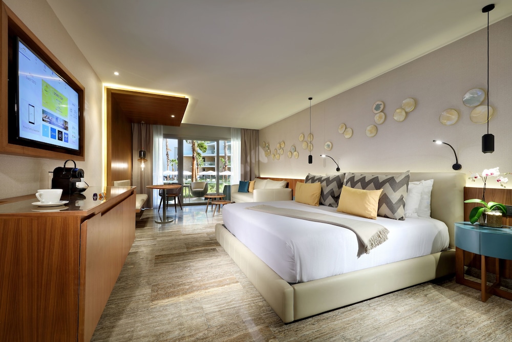 Junior Suite Pool Access thumbnail 5