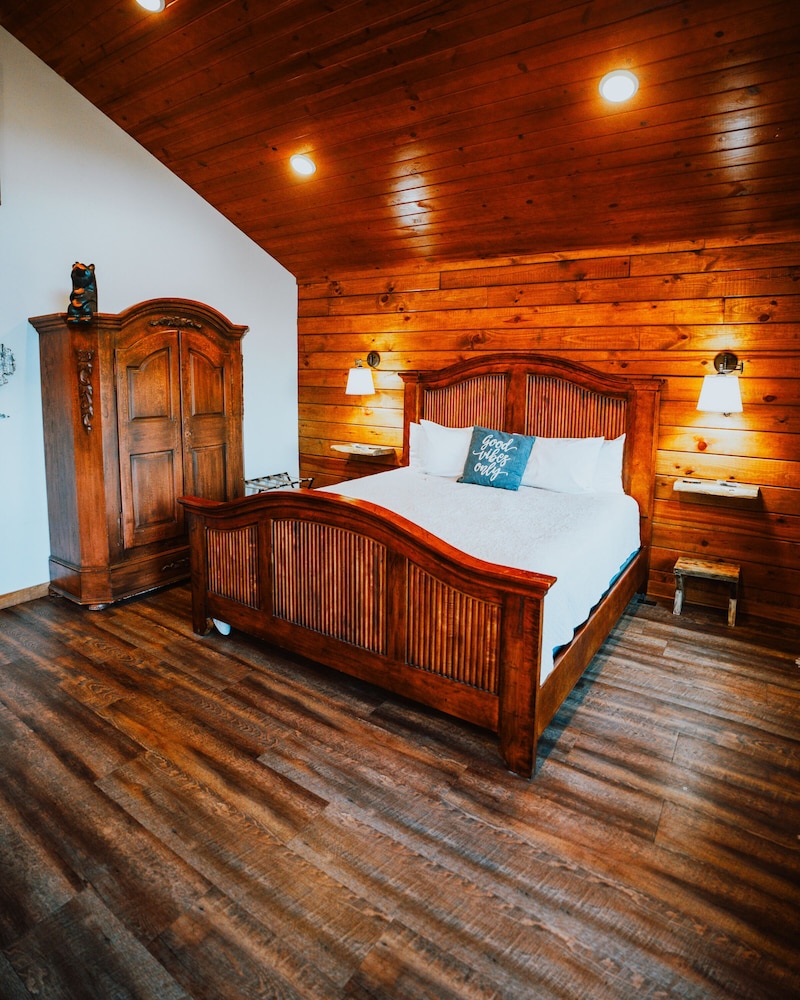 Deluxe Tree House, Hot Tub, Mountain View