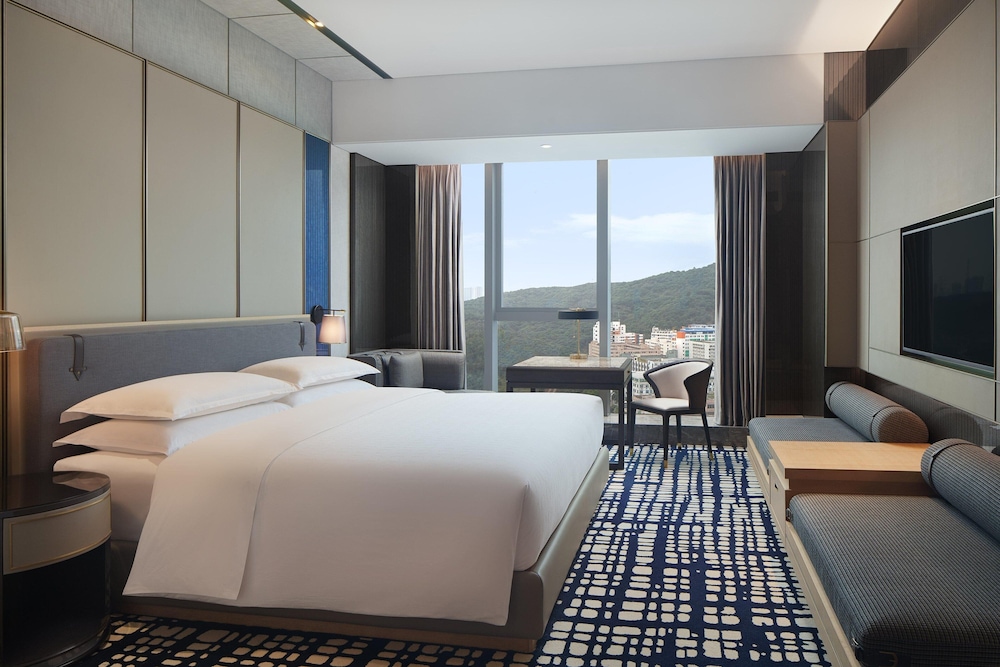 Executive Room, 1 King Bed, City View - Photo 1