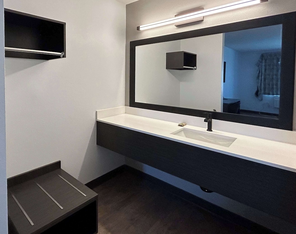 Deluxe Room, 1 King Bed, Non Smoking photo 3