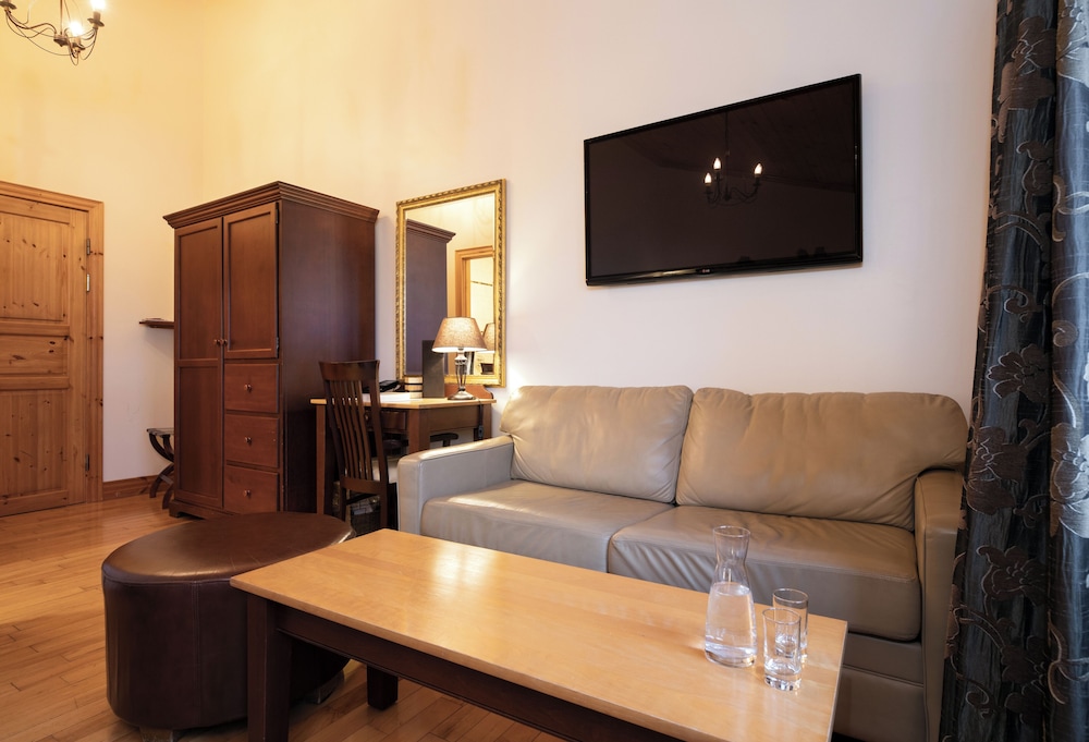 Deluxe Double or Twin Room with Jetted Bathtub