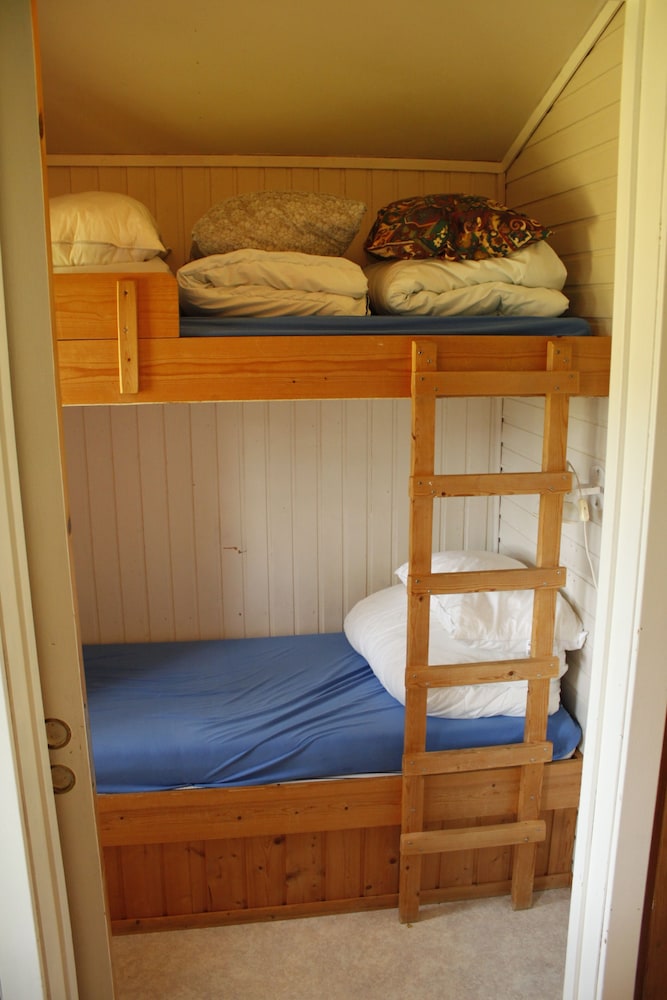 Basic Cabin (bedsheets/cleaning not included) photo 3