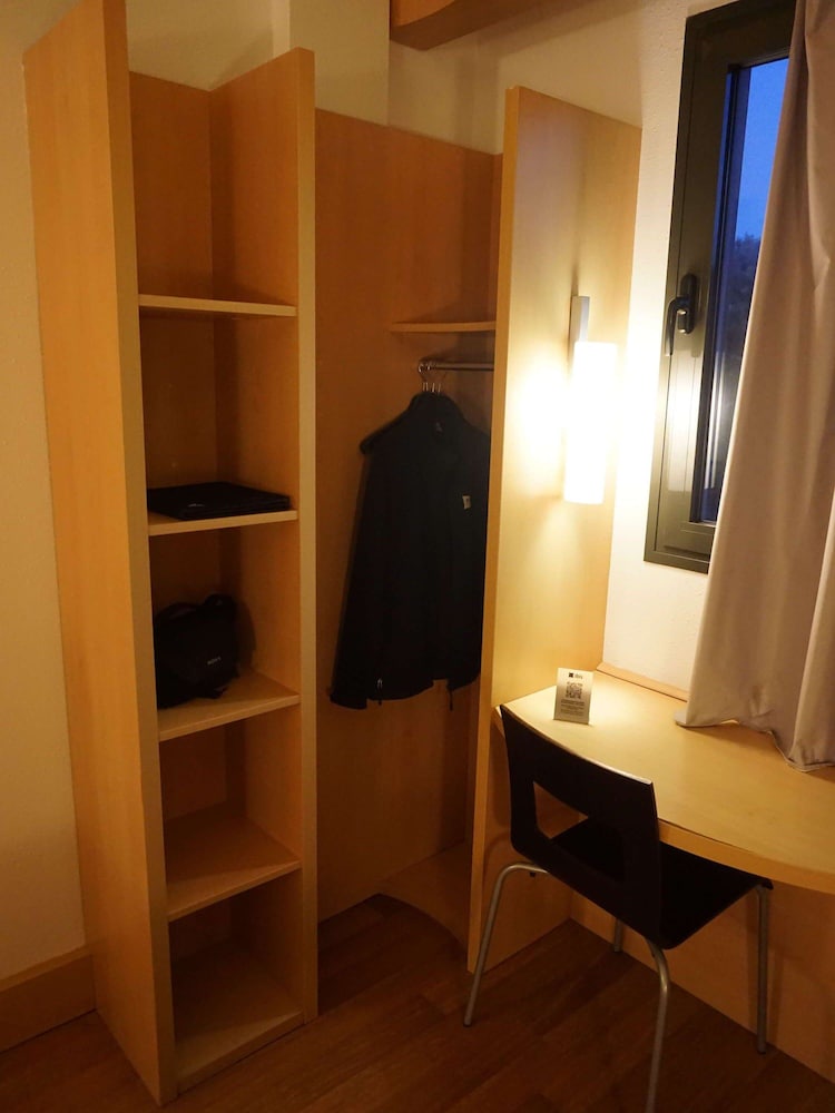 Standard Room, 2 Twin Beds - Photo 11