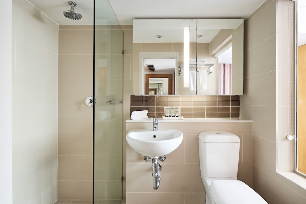 Harbourview King Suite thumbnail 6