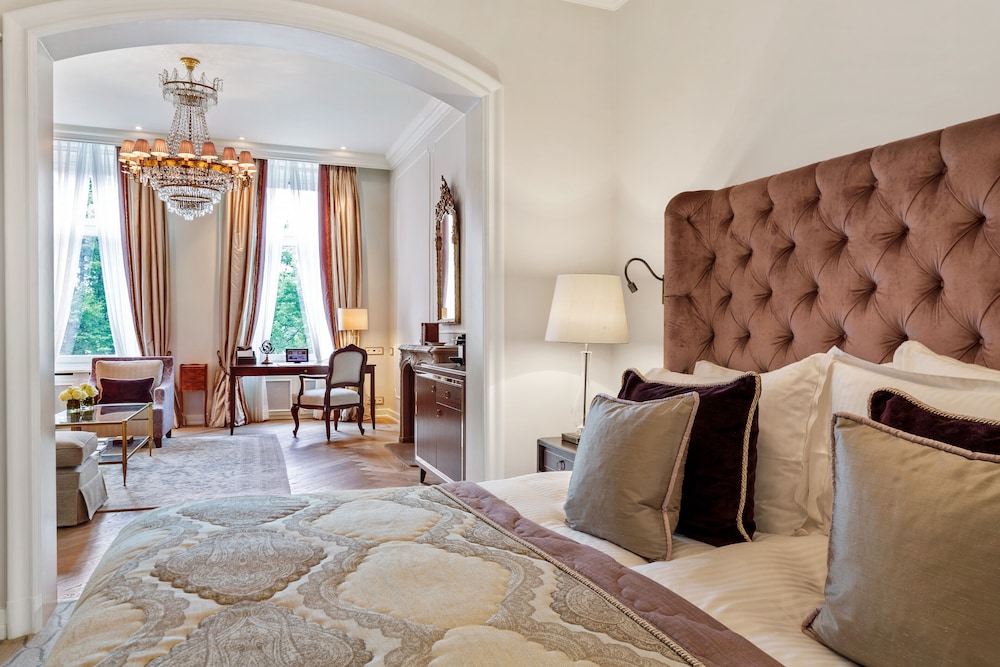 Junior Suite, 1 King Bed, Lake View (Combined living and sleeping area) photo 2
