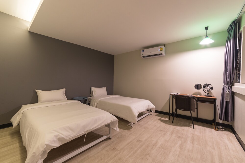 Private Twin Room with Shared Bathroom - Photo 2