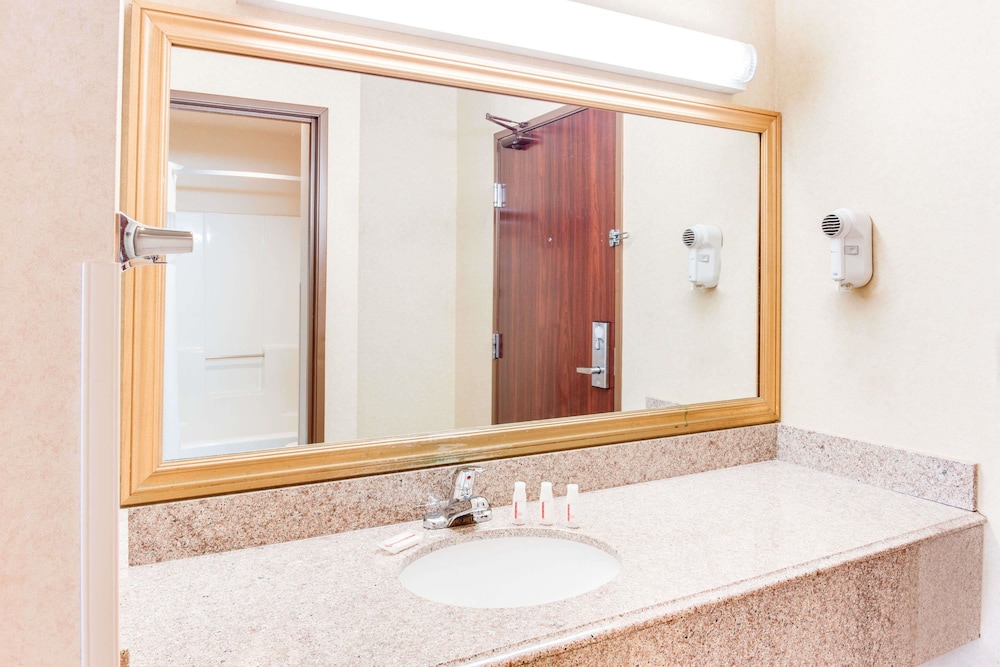 Standard Room, 2 Queen Beds photo 3