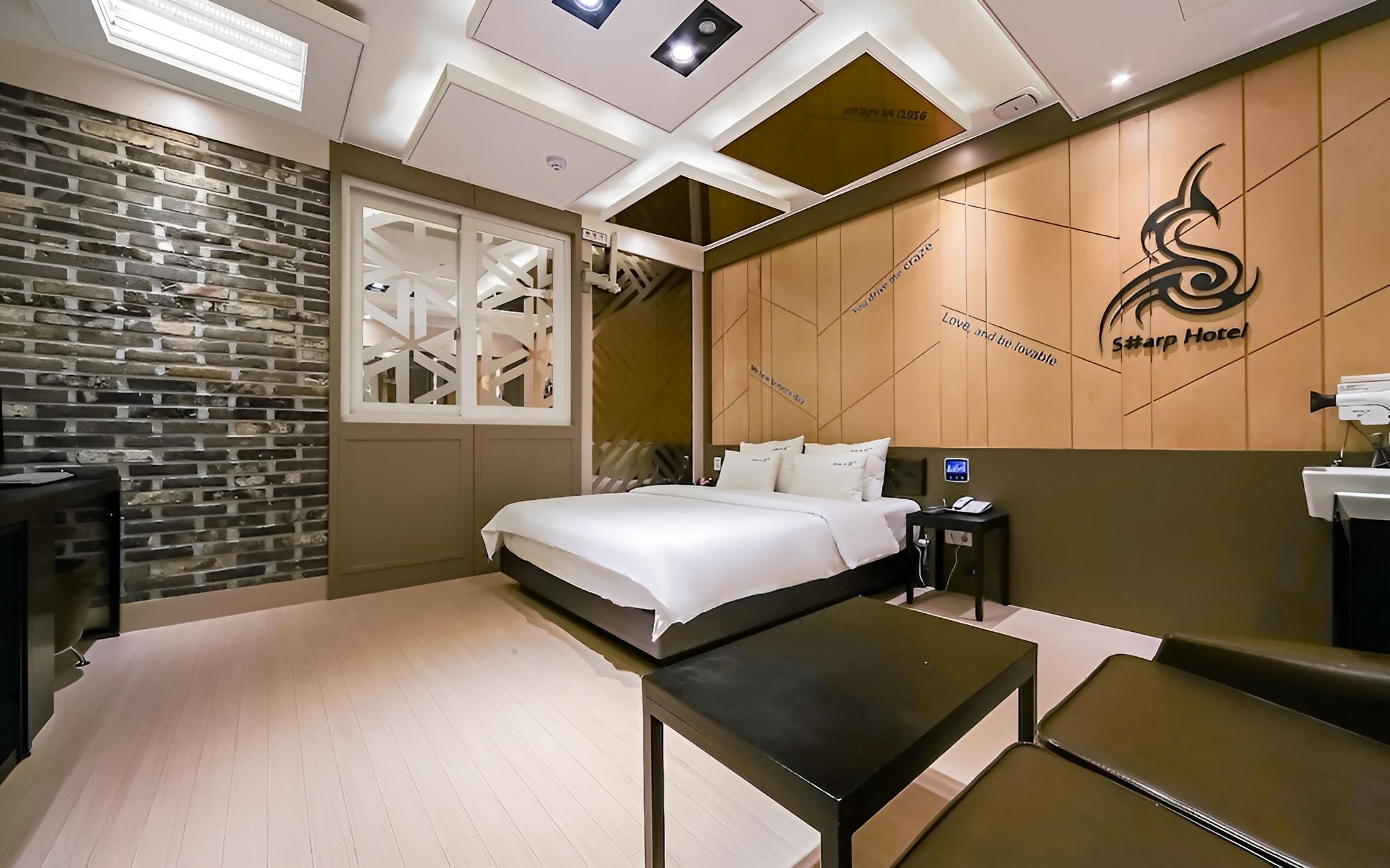 Room (Standard-Outdoor Parking Lot/Luxury B) - Photo 3