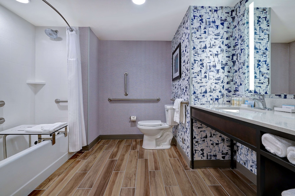 Deluxe Room, 2 Queen Beds, Accessible, Bathtub - Photo 7