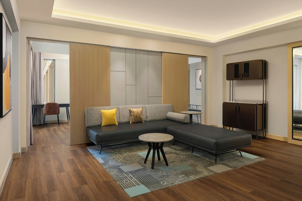 Suite, 1 King Bed, Pool View