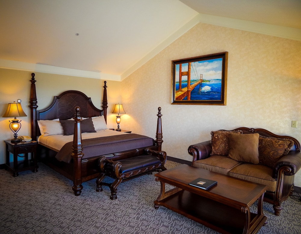 Superior Suite, 1 King Bed, Ocean View photo 3