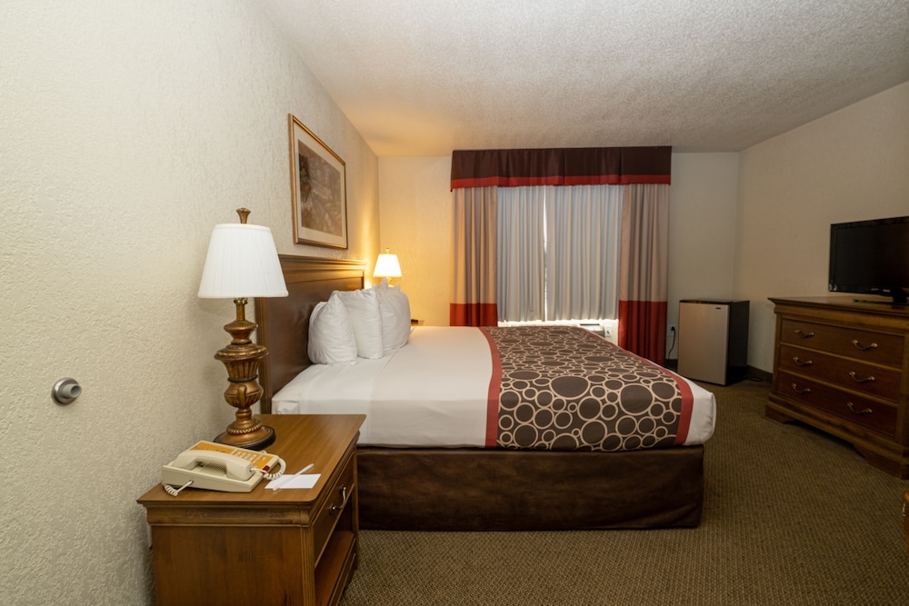 Suite, 1 King Bed, Non Smoking, Jetted Tub photo 2