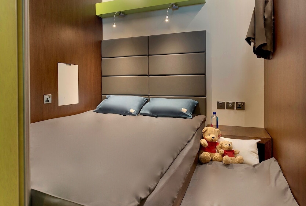 Single or Double YAWN Cabin - 8 Hour Night Stay from 23:00-07:00 hrs (11pm-7am) No Bathroom photo 3