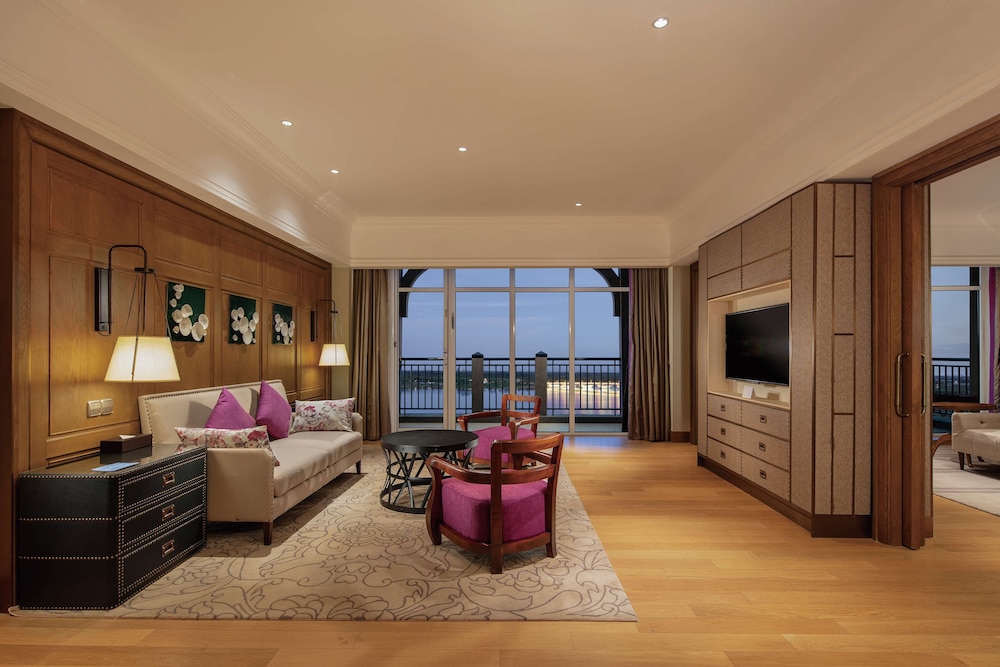 Deluxe Suite, 1 King Bed, Lake View photo 1