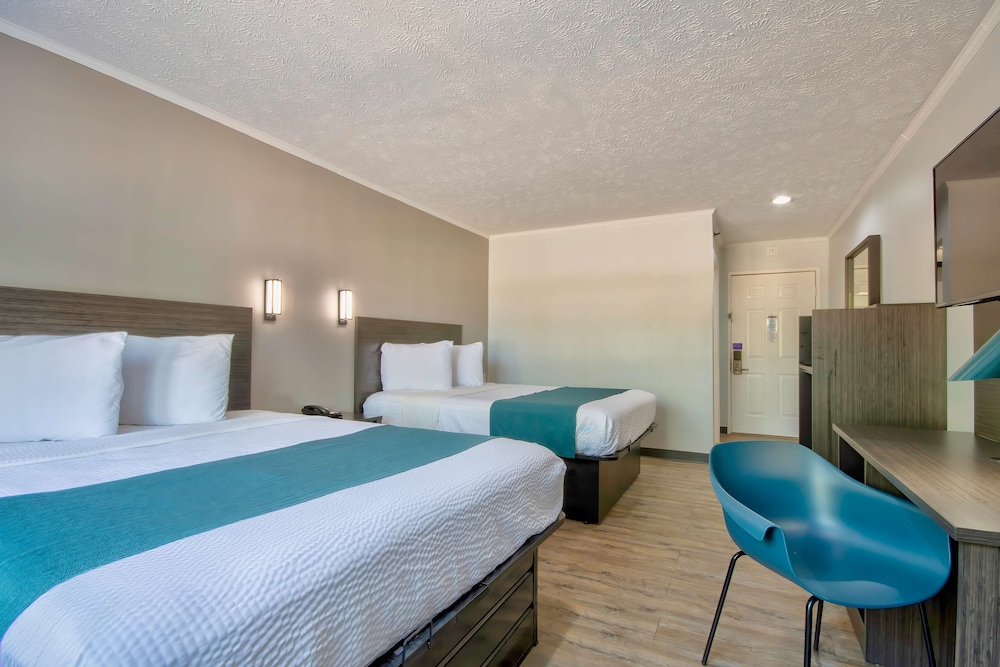 Deluxe Room, 2 Queen Beds, Non Smoking, Refrigerator & Microwave photo 3