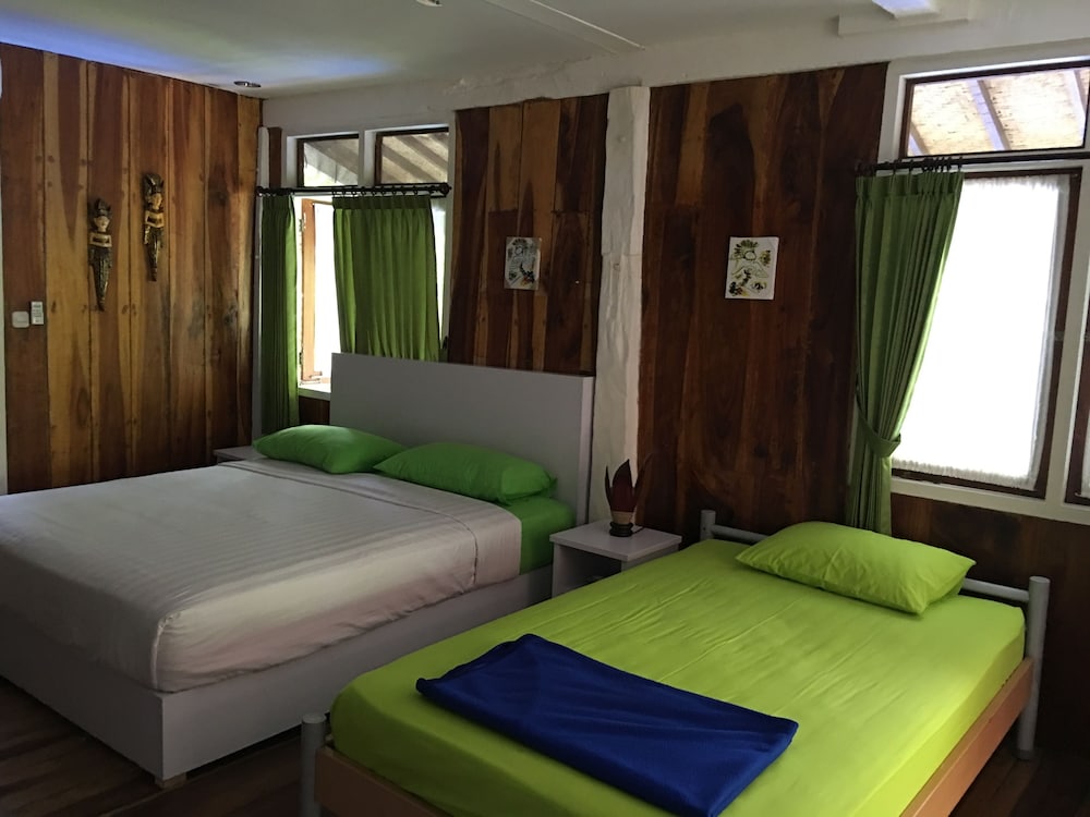 Deluxe Triple Room, Multiple Beds, Pool View photo 3