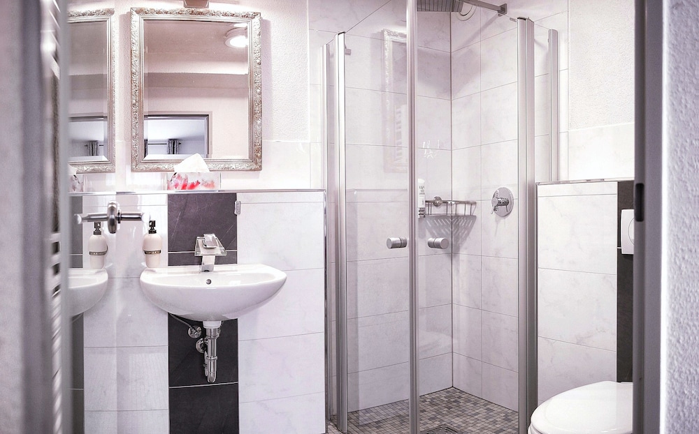 Economy Double or Twin Room, Shared Bathroom, photo 6