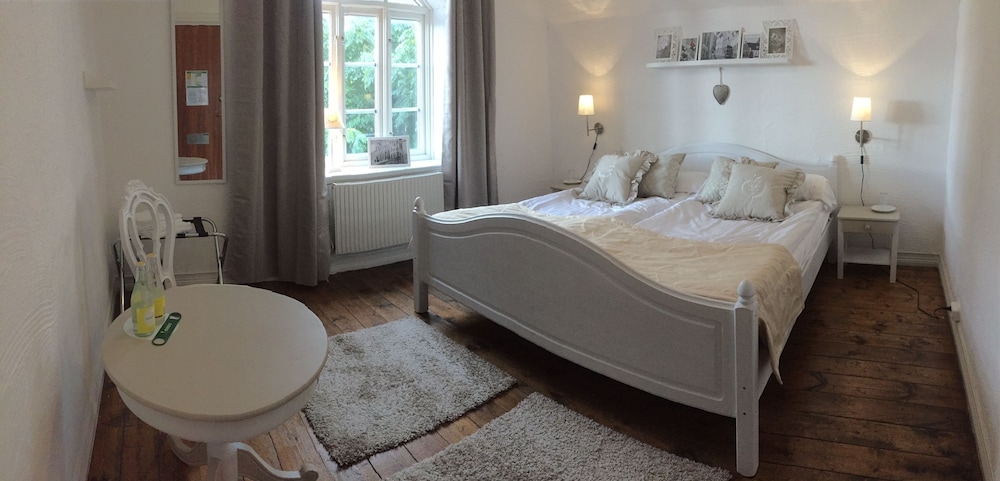 Economy Double Room with shared batheroom in the hallway photo 2