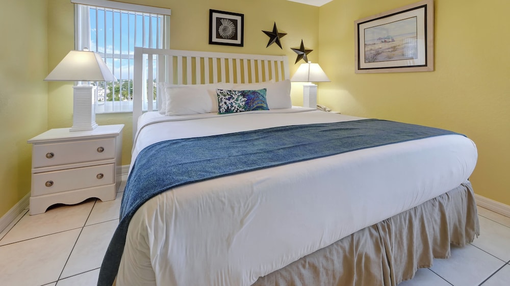 Deluxe Condo, 2 Bedrooms, Balcony, Beachfront (Gulf Front) photo 1
