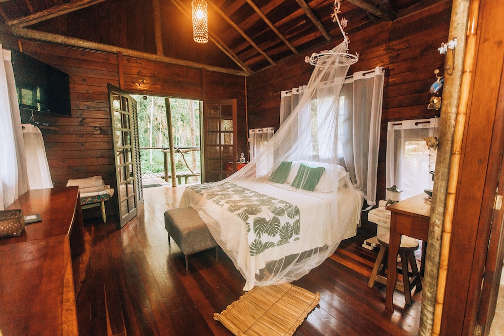 Deluxe Cabin, 1 King Bed, Garden View, Corner photo 1