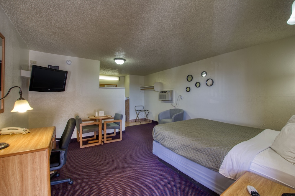 Economy Single Room, 1 Bedroom, Non Smoking, Refrigerator & Microwave photo 3