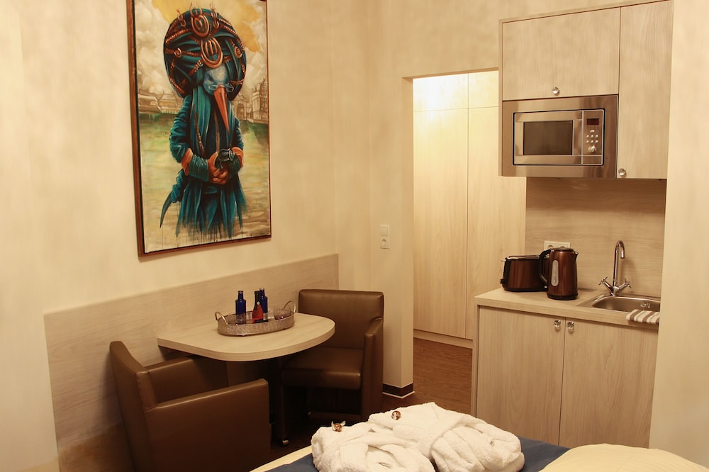 Signature Double Room, 1 King Bed, Balcony, Courtyard Area photo 2