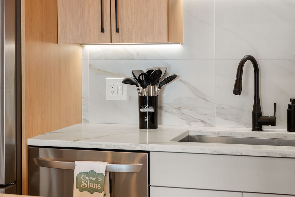 Bright 2bed 2bath in Brand New Pilsen Development, Zdjęcie 16