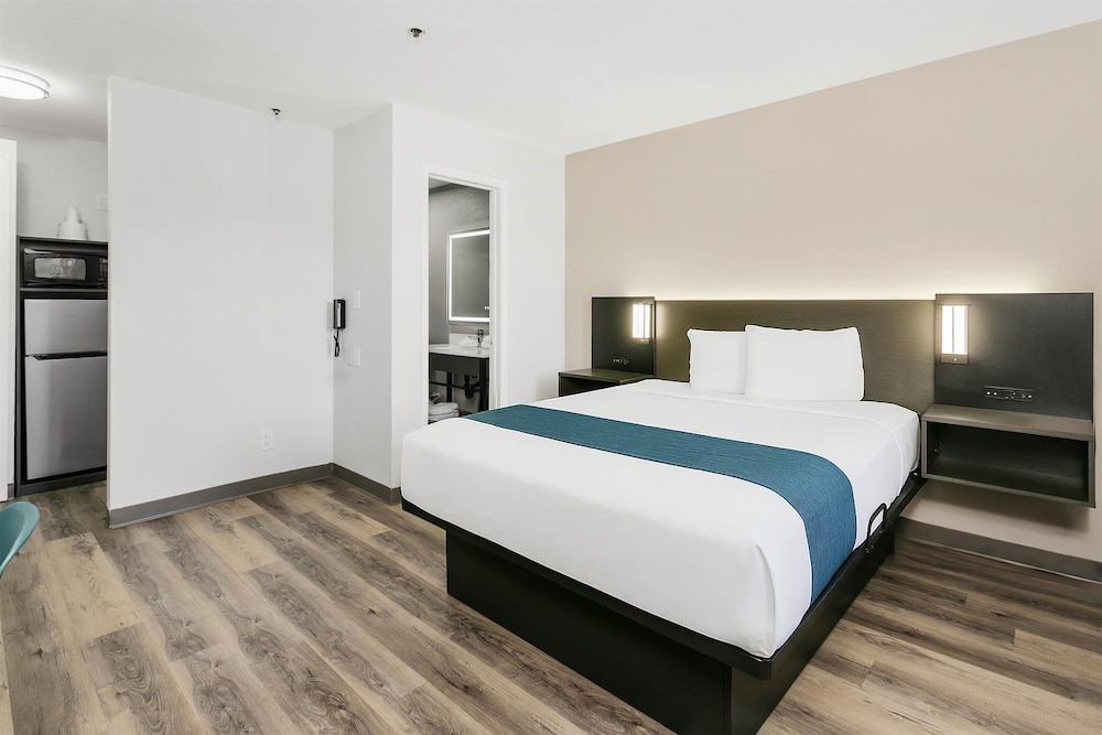 Deluxe Room, 1 Queen Bed, Non Smoking, Refrigerator & Microwave photo 3