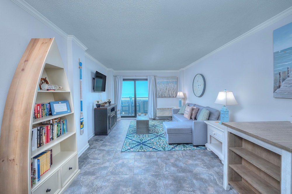 Classic Condo, 1 Bedroom, Balcony, Oceanfront (206)
