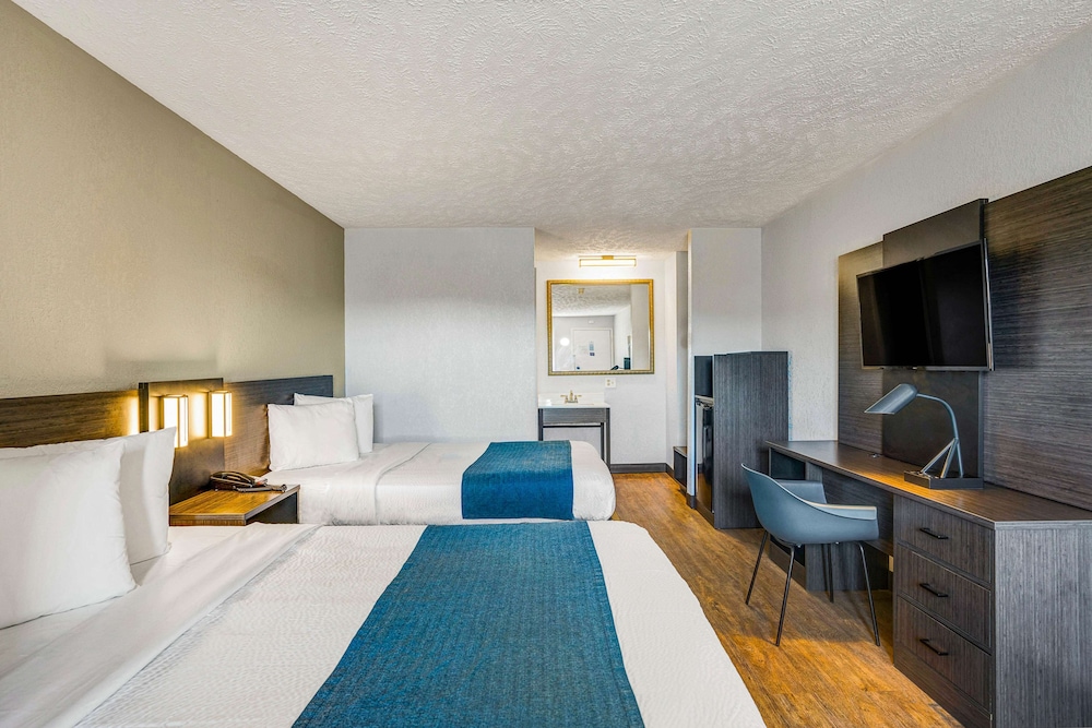 Deluxe Room, 2 Queen Beds, Non Smoking, Refrigerator & Microwave photo 1