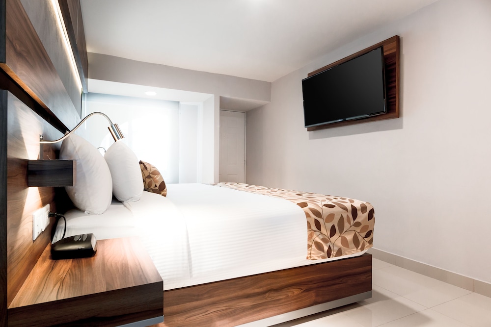 Standard Room, 1 King Bed, Non Smoking photo 2