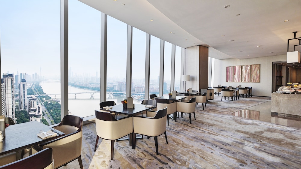 Classic Room, 1 King Bed (Club InterContinental Canton Tower Vw) thumbnail 5